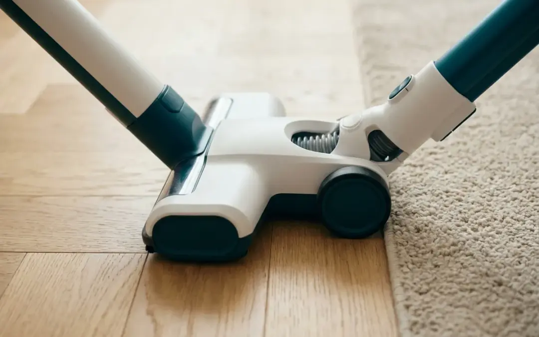 Brosse d'aspirateur balai entre parquet et tapis
